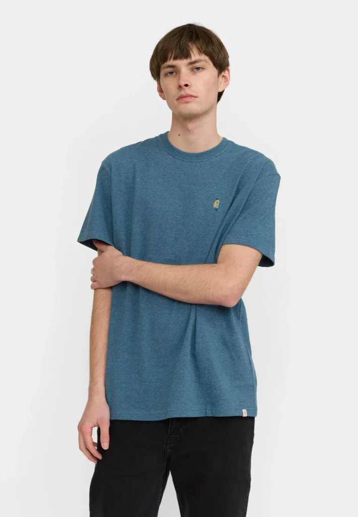 T-shirt Revolution 1425 DEA en bleu, coton bio, coupe loose et broderie colorée sur la poitrine