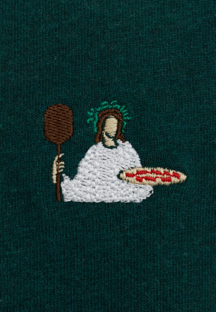 Zoom sur la broderie colorée poitrine du T-shirt Revolution 1425 PIZ Dark Petrol.