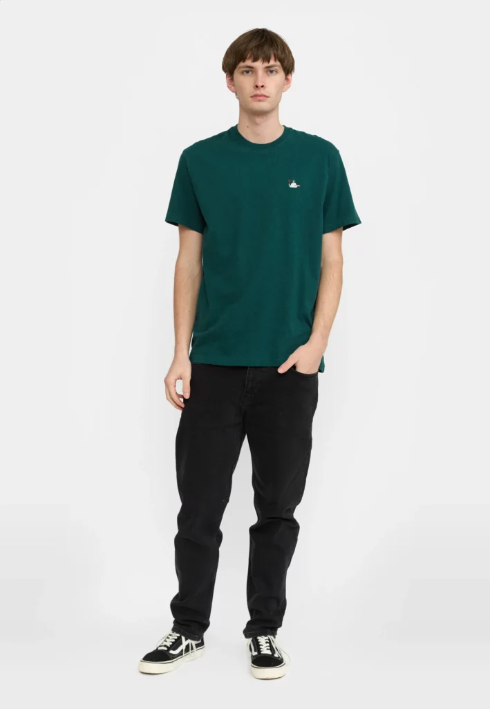 T-shirt Revolution 1425 PIZ Dark Petrol porté – style loose streetwear.