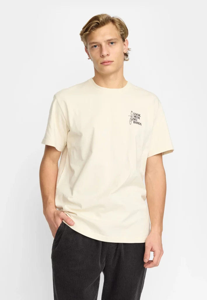 T-shirt Revolution 1428 MUM Offwhite en coton bio, coupe ample, petit visuel poitrine.