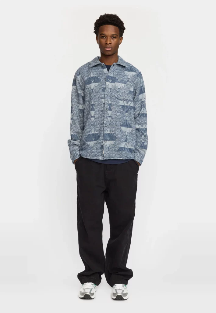 Chemise casual bleue Revolution 3197 portée par mannequin homme