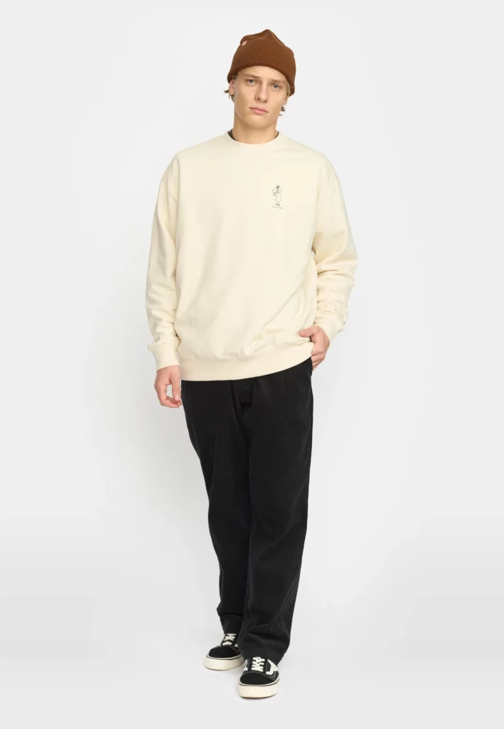 Sweat Revolution 2793 DEA Offwhite coupe loose, porté par mannequin, style streetwear.