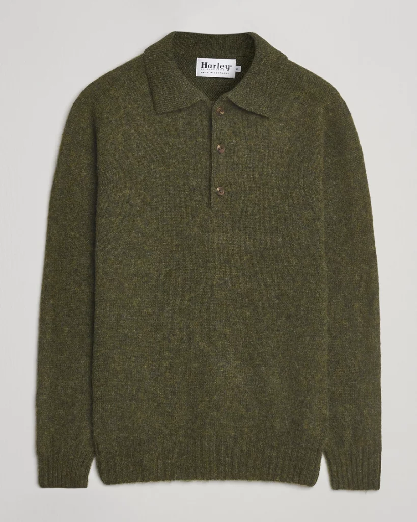 Vue avant du polo doux et élégant – col boutonné et finition côtelée.
