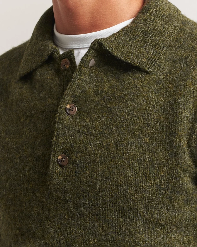 Gros plan sur le col boutonné du polo Scotspire et la texture brossée de la laine