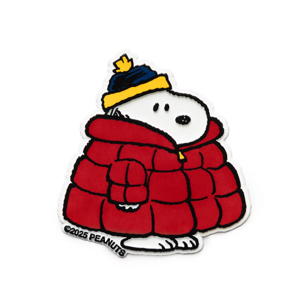 Aimant rétro 3P4 x Peanuts® Snoopy portant un manteau puffy, style vintage