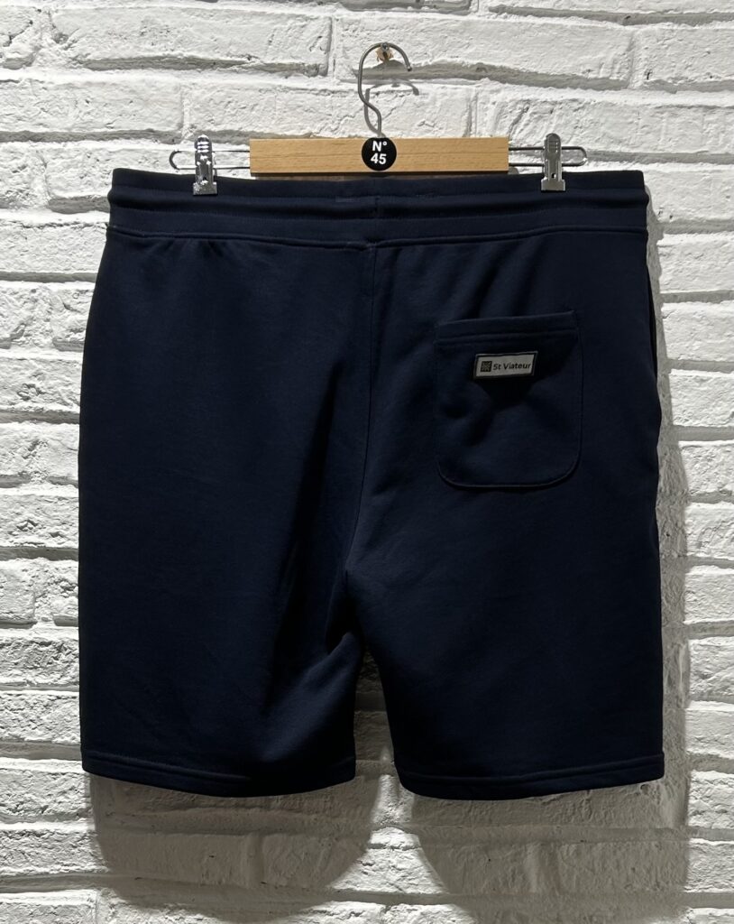 Dos du short bleu marine Saint Viateur avec poche passepoilée