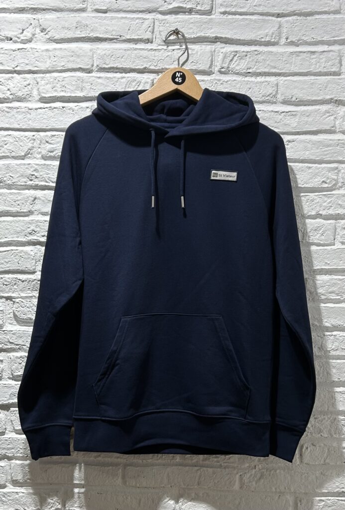 Sweat à capuche raglan Saint Viateur en coton bio bleu marine vue de face