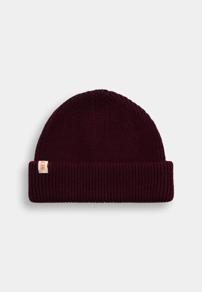 Vue détaillée du bonnet Fisherman Beanie de la marque REVOLUTION, coloris bordeaux, tricot à côtes larges 5 gg.