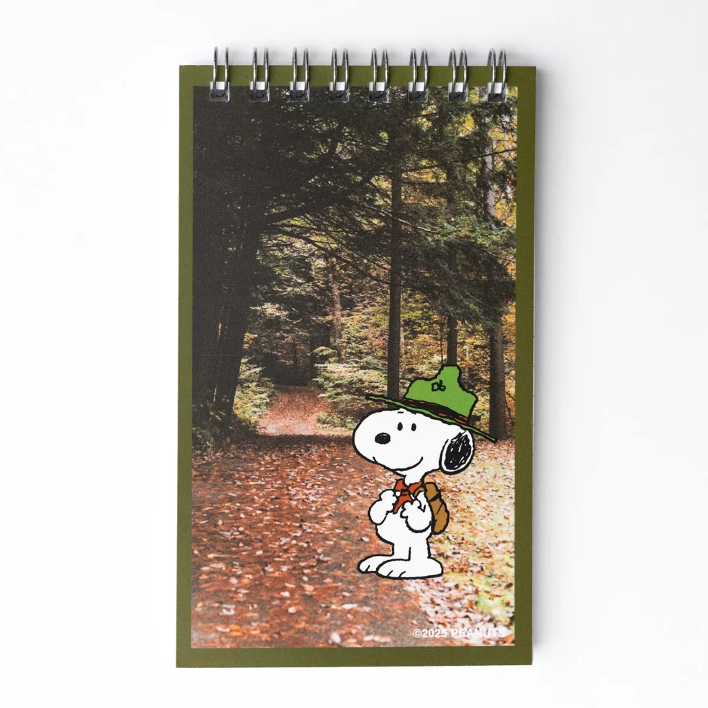 Bloc-notes “Snoopy Scout” de 3P4 × Peanuts — carnet de poche 3″×5″, motif vintage Snoopy, 48 pages lignées, reliure spirale.